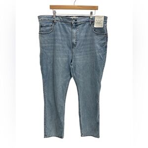 NWT Abercrombie & Fitch The ’90s Slim Straight Ultra High Rise Jeans‎ Light Wash